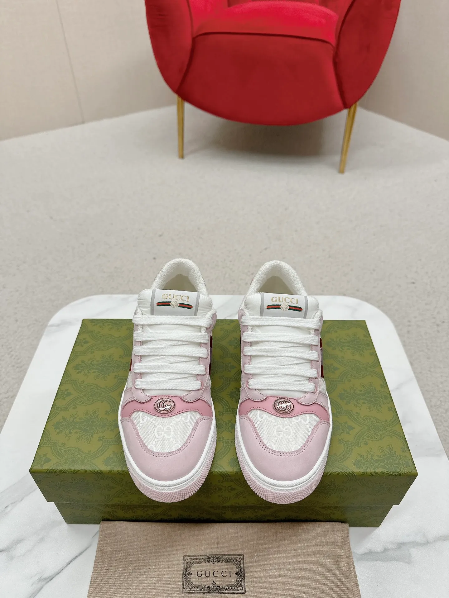 👟👟Ex-factory price 480👟👟 Gucci————Purchase version GG series distressed dirty shoes-hot style is coming! 9 times out of 10 sales, you will definitely get the money. Ready stock! Spot goods! Spot goods! New colors added - the ultimate version on the market! Purchase the original version and develop it... fabric, material, outsole, and details can be compared at will! Open-mold Swarovski one-to-one replica rhinestone chain...Metal cherry pendant...Metal double G crystal cylindrical mark...Gucci original customized narrow webbing...Super flash series - flash diamond chain. The cherry decoration is detachable and can be changed into two to match with each other to show your personality. Exclusive color-brushed cowhide fabric. Hand-made distressed is very textured and has a sense of luxury! The details of the workmanship can be seen in the drawings, and no line is missed. The original terry cloth is delicate, soft and more comfortable and breathable. The privately stamped two-color original TPU outsole (lower layer is wider, upper layer is narrower). Matching packaging⭐️ Size: Female 35-40 (Female 41 customized)